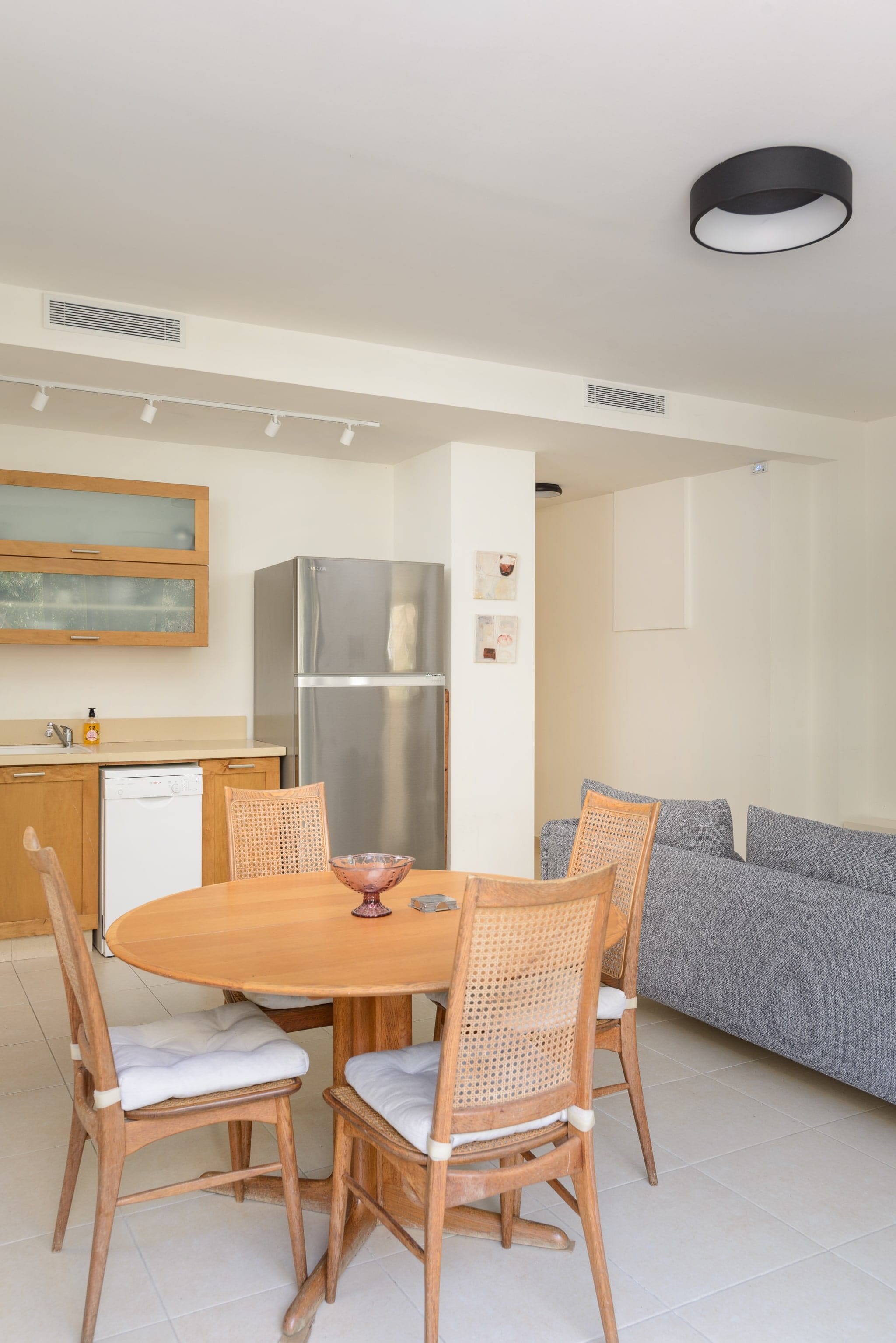 Melchett, Tel Aviv, 2 Bedrooms Bedrooms, ,2 BathroomsBathrooms,Apartment,For Rent,1,1019